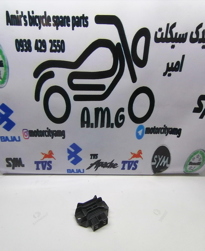 شارژر موتور سیکلت بنلی ۱۵۰ و کیوی ۱۵۰ کاربرات ۴ سیم، رگولاتور برق باکیفیت و بدنه فلزی نقرهای برای محافظت از باتری